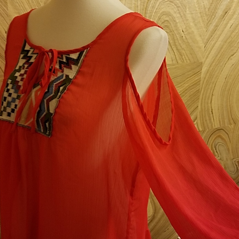 Red Sheer Off-the-shoulders Geometric Design Top - Picture 2 of 2
